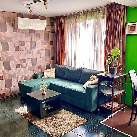 The Green Apartment 2Br - Free Parking-3
