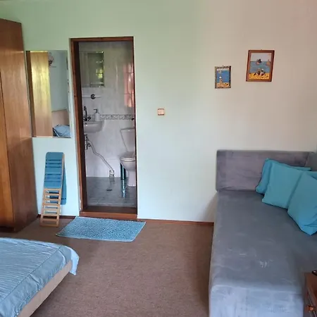 Regina'S Guesthouse-3