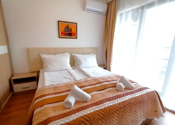 Cabacum Plaza Beach Apartments - High-Speed Wifi Golden Sands